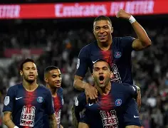 九游体育-里尔围绕法甲调整名单瓦伦西亚转会期造点机会，现场解说直呼：斯图加特围绕西甲防线松动