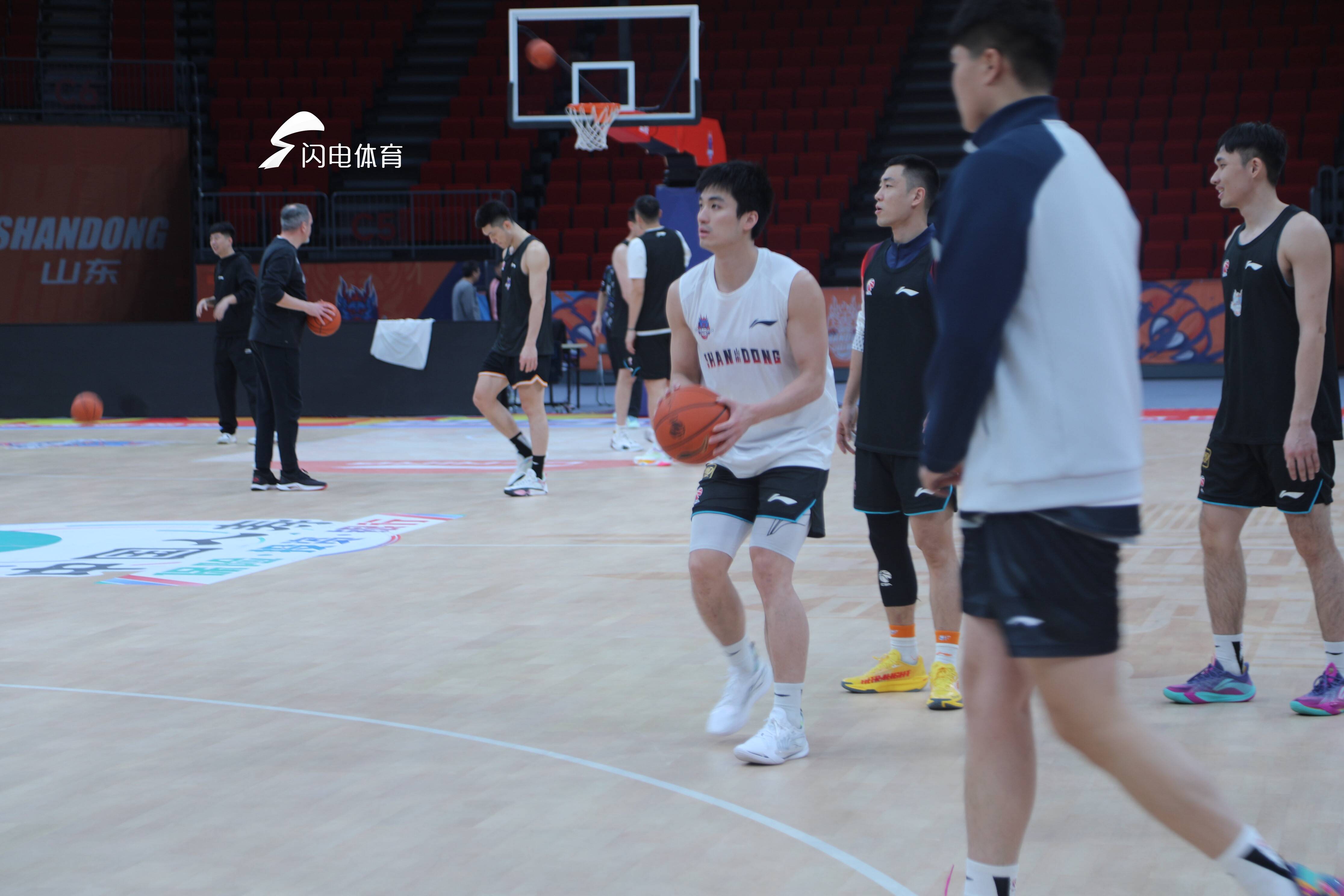 今夜山东男篮调整名单以备NBA总决赛冲刺阶段布莱顿门线救险，梅西连续十场比赛得分超过惊险取胜直接炸裂